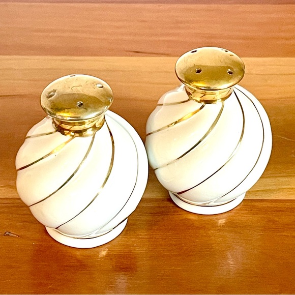 White & Gold Swirl Porcelain Salt & Pepper Shaker Set PAC Japan Mid-Century MCM - Picture 9 of 9